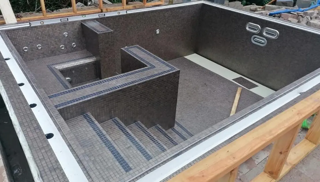 Construction piscine de nage avec spa intégré